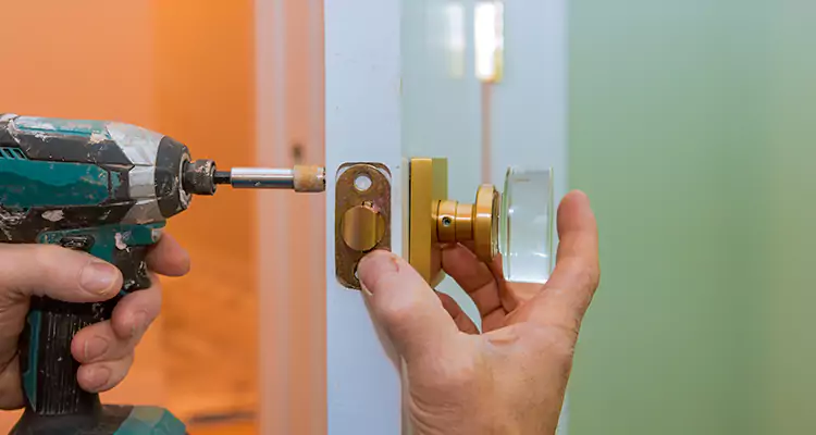 Broken Door Knob Fix in Riviera Beach, FL
